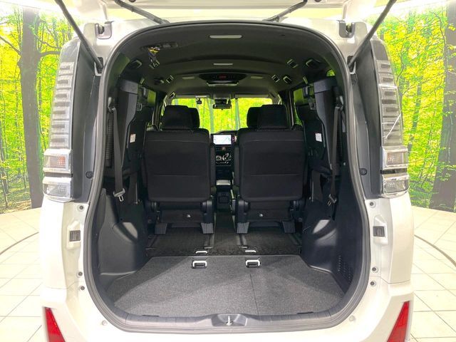 TOYOTA VOXY HYBRID 2019