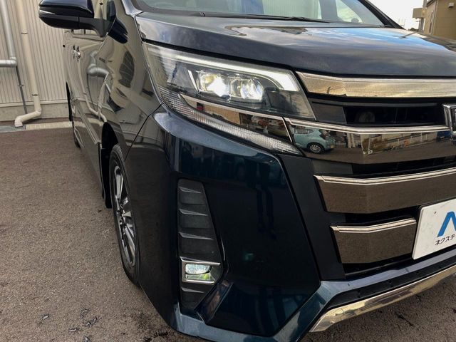 TOYOTA NOAH 2018