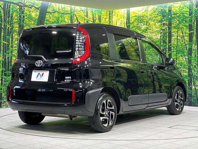 TOYOTA SIENTA HYBRID 2022