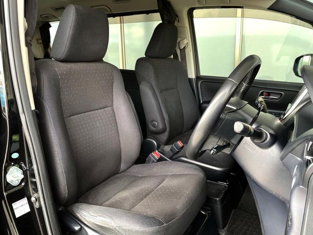 TOYOTA VOXY HYBRID 2014