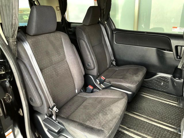 TOYOTA VOXY HYBRID 2014