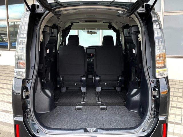 TOYOTA VOXY HYBRID 2014