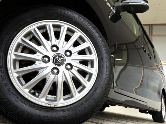 TOYOTA VOXY HYBRID 2014