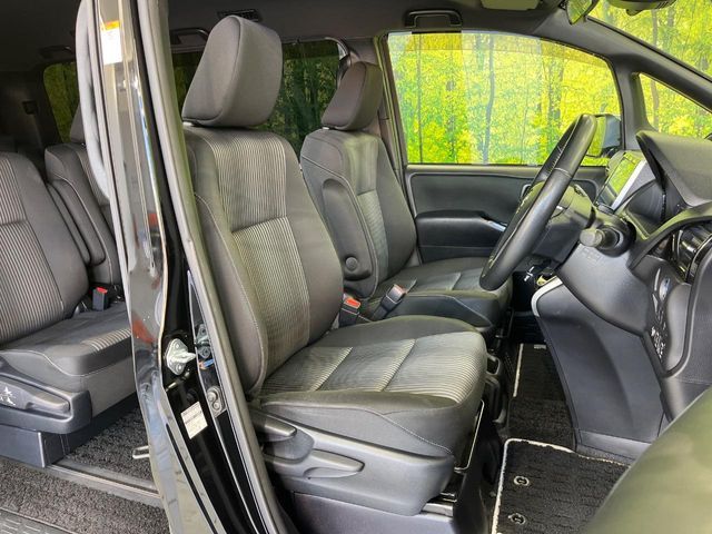 TOYOTA VOXY HYBRID 2019