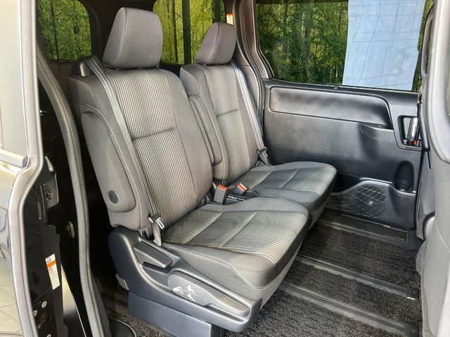 TOYOTA VOXY HYBRID 2019