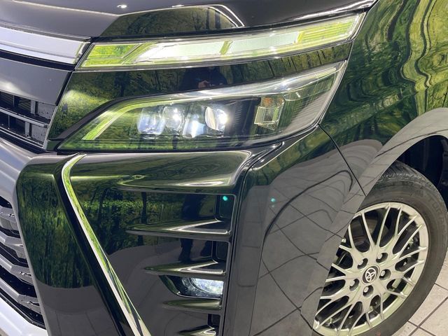 TOYOTA VOXY HYBRID 2019