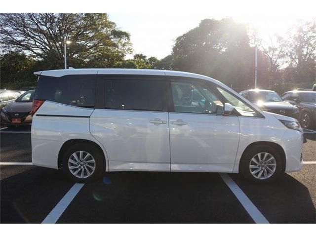 TOYOTA NOAH HYBRID 2023