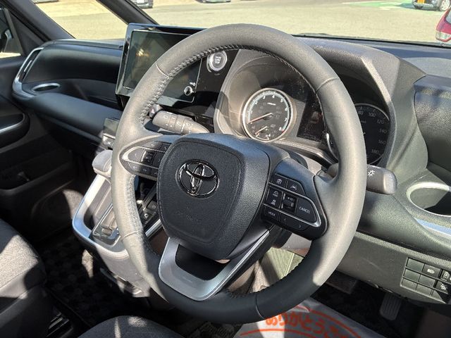 TOYOTA VOXY 4WD 2022