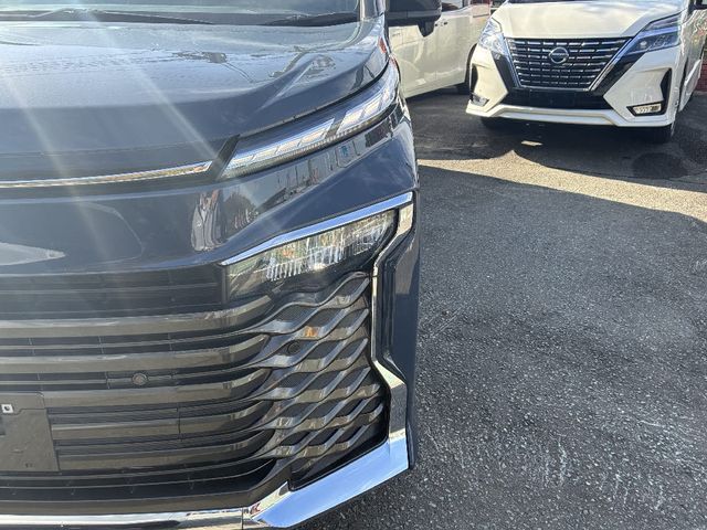 TOYOTA VOXY 4WD 2022