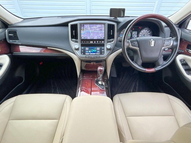 TOYOTA CROWN MAJESTA HYBRID 2015