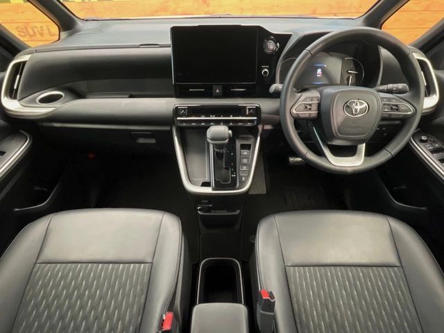 TOYOTA NOAH 4WD 2025