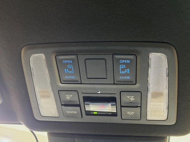 TOYOTA NOAH 4WD 2025