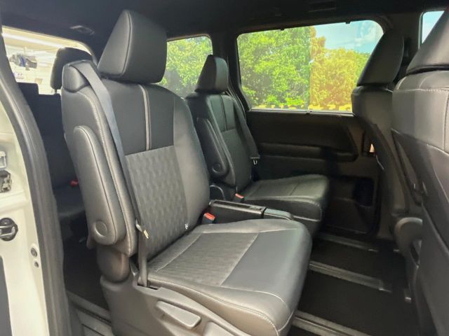 TOYOTA NOAH 4WD 2025