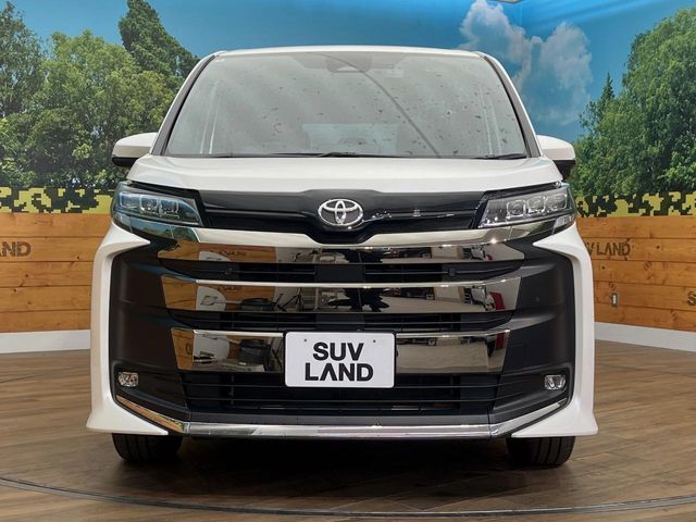 TOYOTA NOAH 4WD 2025
