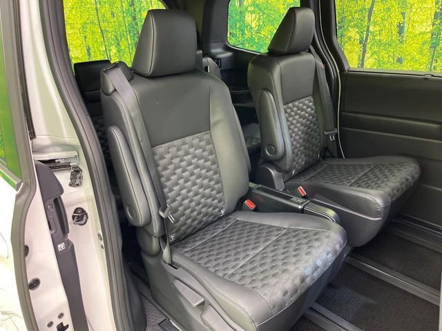 TOYOTA VOXY HYBRID 2025