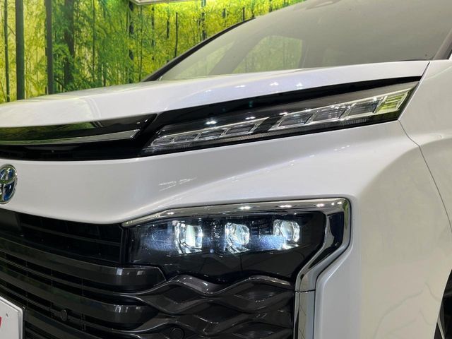 TOYOTA VOXY HYBRID 2025