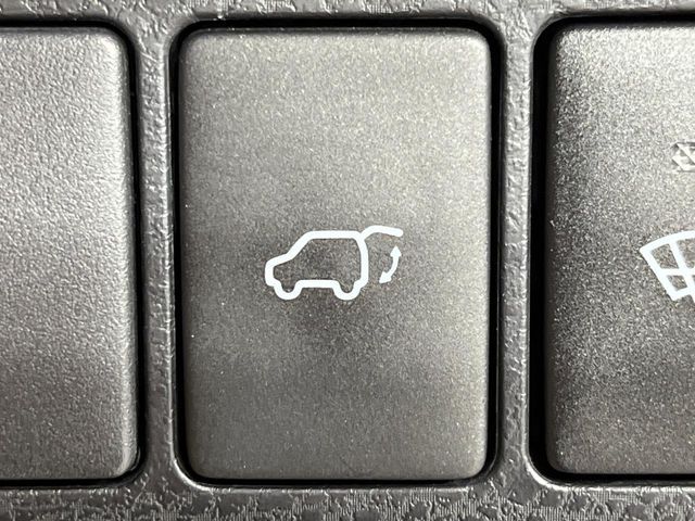 TOYOTA HARRIER 4WD 2017