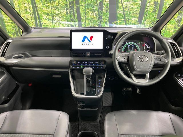 TOYOTA NOAH 4WD 2025