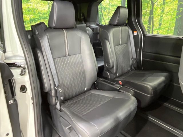 TOYOTA NOAH 4WD 2025