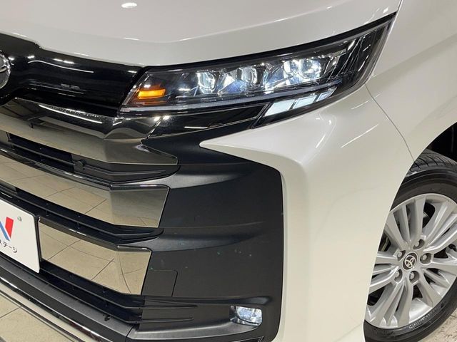 TOYOTA NOAH 4WD 2025