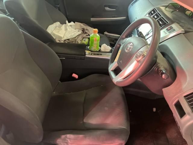 TOYOTA PRIUS Alpha 2013