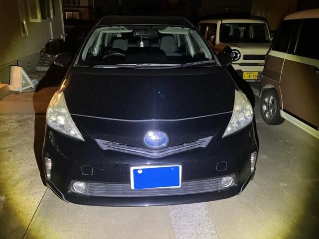 TOYOTA PRIUS Alpha 2011