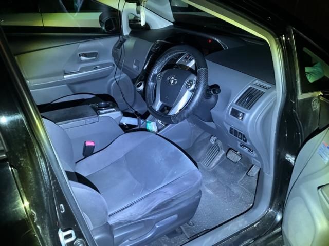 TOYOTA PRIUS Alpha 2011