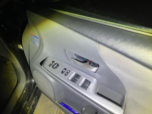 TOYOTA PRIUS Alpha 2011