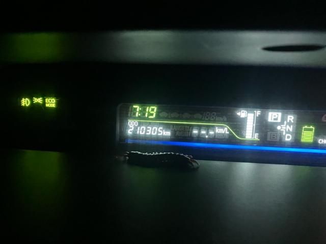 TOYOTA PRIUS Alpha 2011