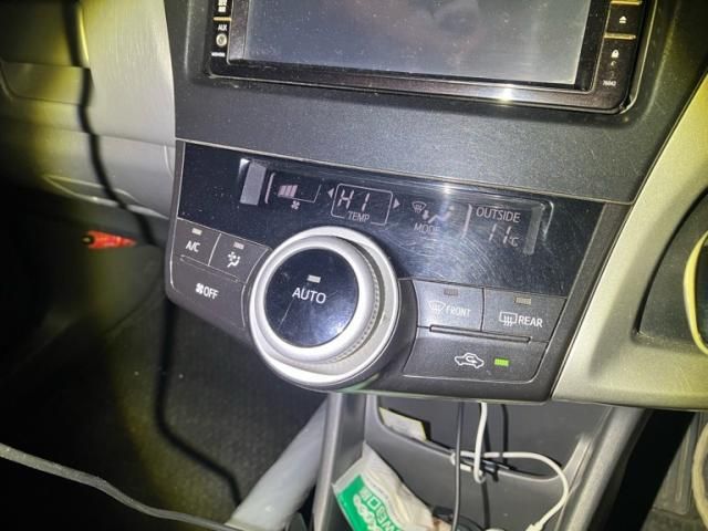 TOYOTA PRIUS Alpha 2011