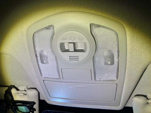 TOYOTA PRIUS Alpha 2011