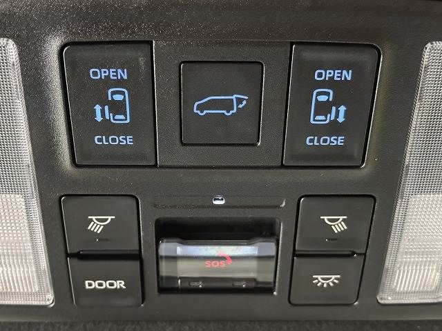 TOYOTA VOXY HYBRID 2022