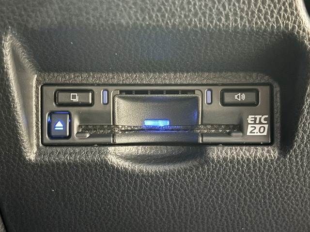 TOYOTA VOXY HYBRID 2022