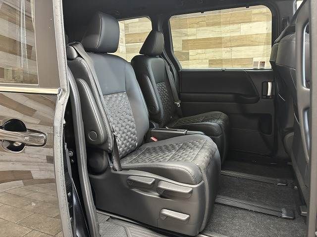 TOYOTA VOXY HYBRID 2022