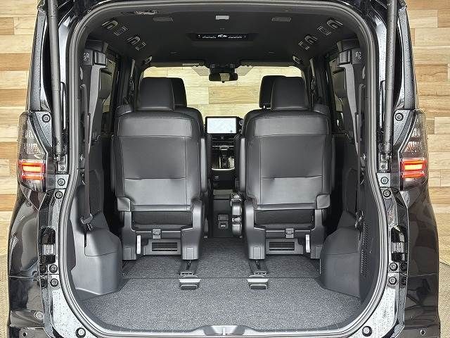 TOYOTA VOXY HYBRID 2022