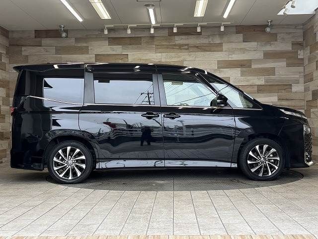 TOYOTA VOXY HYBRID 2022