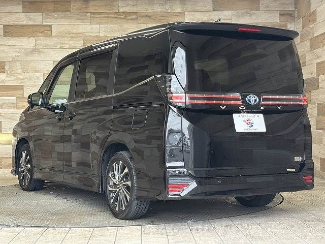 TOYOTA VOXY HYBRID 2022