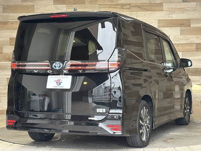 TOYOTA VOXY HYBRID 2022