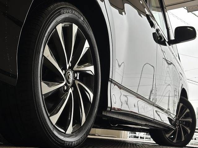 TOYOTA VOXY HYBRID 2022