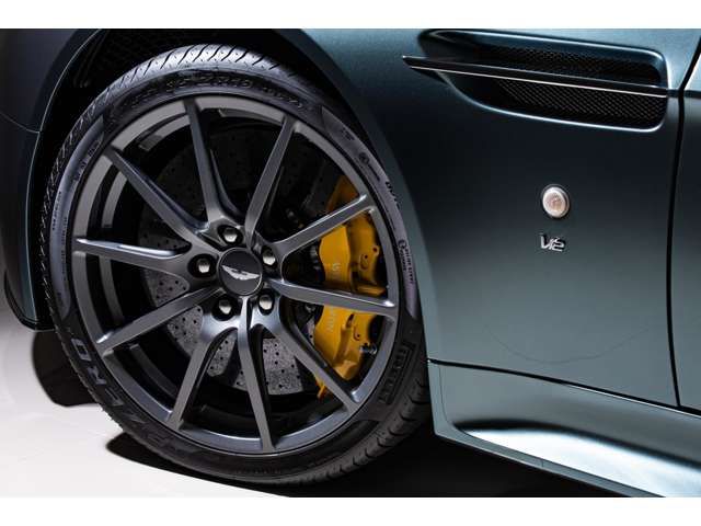 ASTON MARTIN ASTON MARTIN ROADSTER 2018