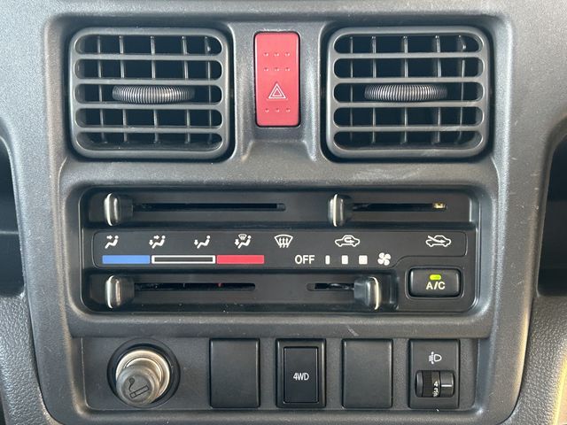 MITSUBISHI MINICAB truck 4WD 2017