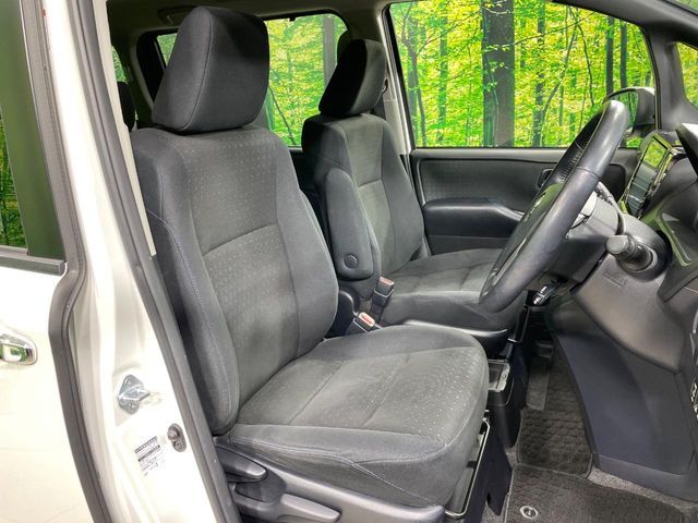 TOYOTA VOXY HYBRID 2014