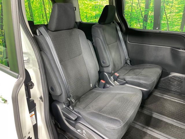 TOYOTA VOXY HYBRID 2014