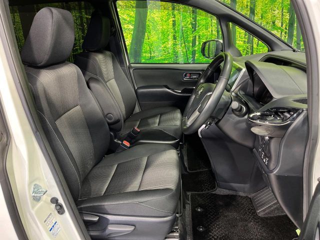 TOYOTA VOXY 4WD 2019