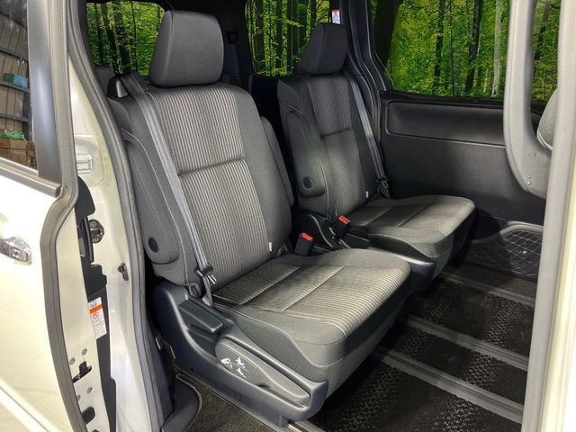 TOYOTA VOXY 4WD 2019