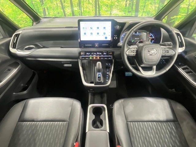 TOYOTA NOAH HYBRID 4WD 2023