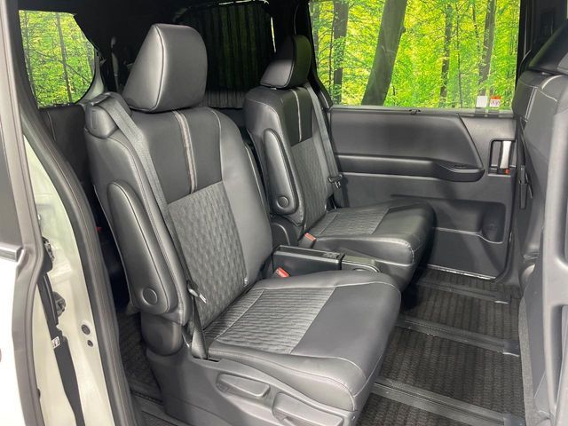 TOYOTA NOAH HYBRID 4WD 2023