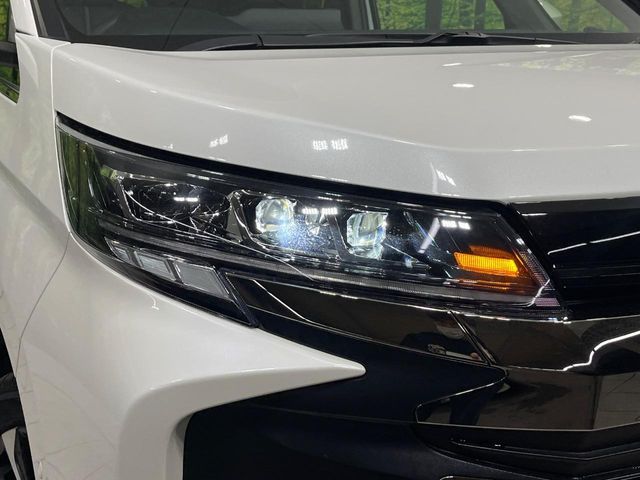 TOYOTA NOAH HYBRID 4WD 2023