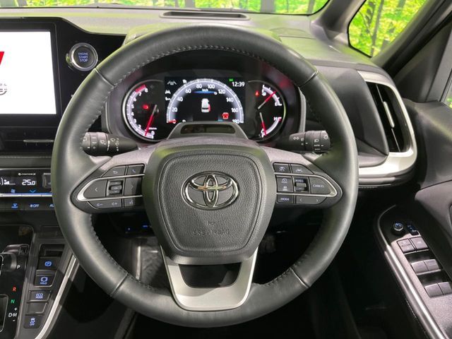 TOYOTA NOAH 4WD 2023