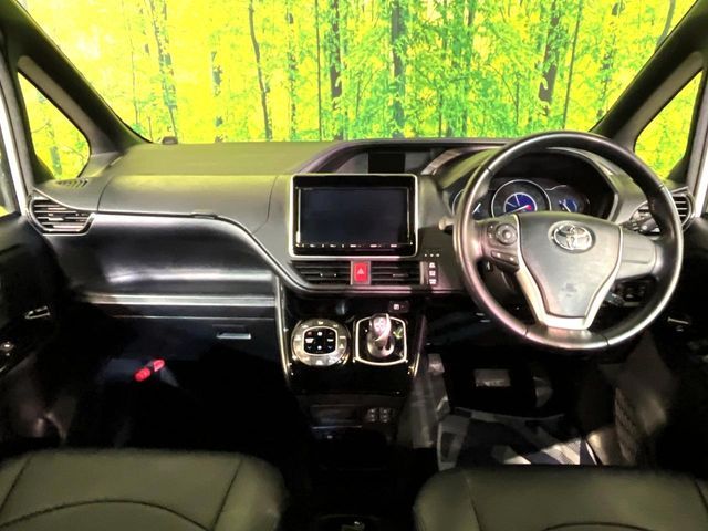 TOYOTA NOAH HYBRID 2017